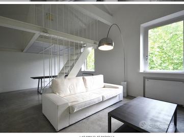 Divano bianco moderno, minimalista, due posti