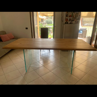 Tavolo in legno massello con piedi di vetro