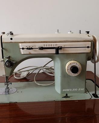 Macchina da cicire marca Nuova Zig Zag con mobile