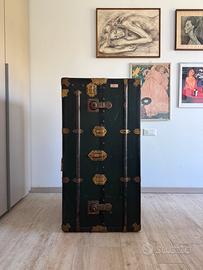 Antico baule verticale da viaggio