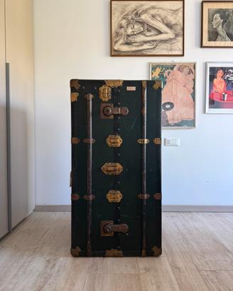 Antico baule verticale da viaggio