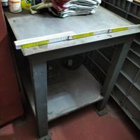 tavolo con ripiani in acciaio inox