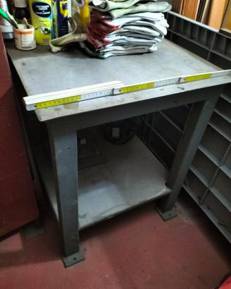 tavolo con ripiani in acciaio inox