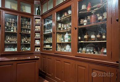 Collezione oggetti libri vasi mobili farmacia 800