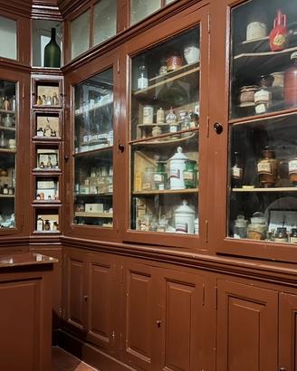 Collezione oggetti libri vasi mobili farmacia 800