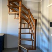 Scala a chiocciola in legno massello