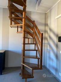 Scala a chiocciola in legno massello