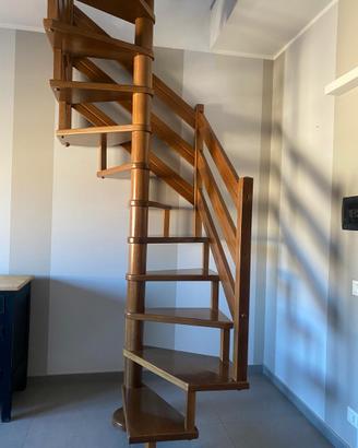 Scala a chiocciola in legno massello