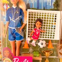 Barbie- Playset Allenatrice di Calcio con 2 Bambol