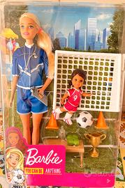 Barbie- Playset Allenatrice di Calcio con 2 Bambol