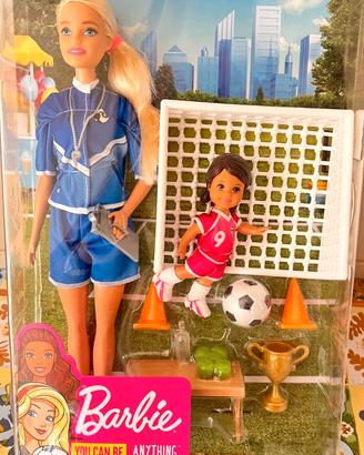 Barbie- Playset Allenatrice di Calcio con 2 Bambol