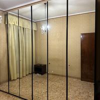 Armadio con specchi di eccellente fattura.