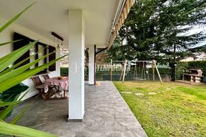 PORZIONE DI VILLA BIFAMILIARE CON GIARDINO