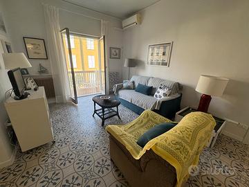 Grazioso bilocale a pochi passi dal mare - agosto