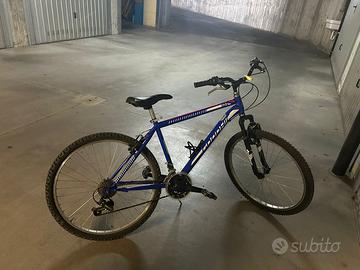Mountain bike con ruote da 26 pollici