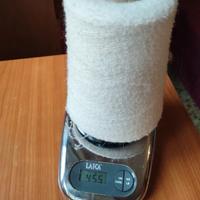 2 Rocche di lana bianca bouclé. Totale circa 680 g