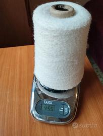 2 Rocche di lana bianca bouclé. Totale circa 680 g