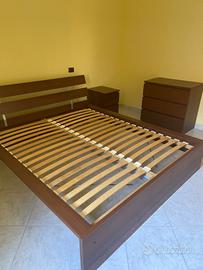 Letto ikea con due comodini ed un comò