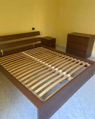 Letto ikea con due comodini ed un comò