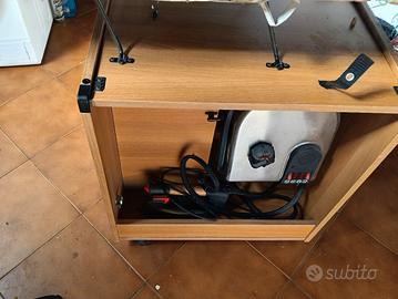 stiratrice e cucitrice con mobile
