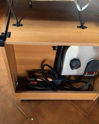 stiratrice e cucitrice con mobile