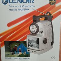Piccolo televisore per campeggio.