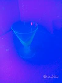 Antico bicchiere in vetro all'uranio