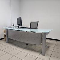 Due scrivanie e un mobile contenitore da ufficio