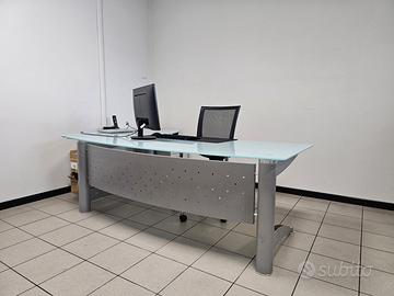 Due scrivanie e un mobile contenitore da ufficio