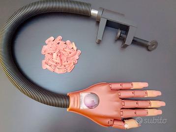 Mano finta per pratica ricostruzione unghie gel