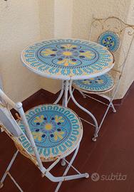 Tavolino rotondo  con sedie in ferro battuto.