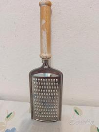 Grattugia Vintage Metallo con Manico in Legno
