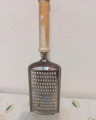 Grattugia Vintage Metallo con Manico in Legno