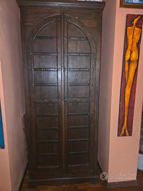 Armadio legno massiccio stile medioevale