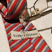 Cravatta e Occhiali Valentino