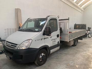 Iveco 35/E4 con gru