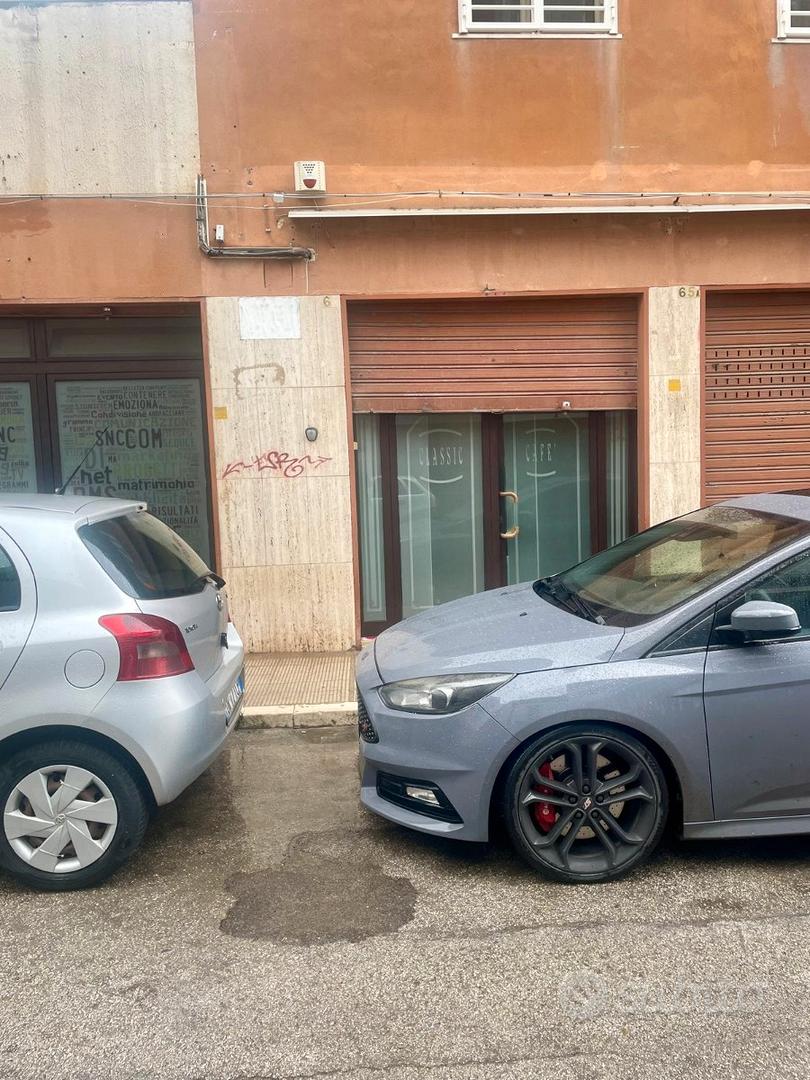 Via chieffi: locale con due vetrine - Vista 2