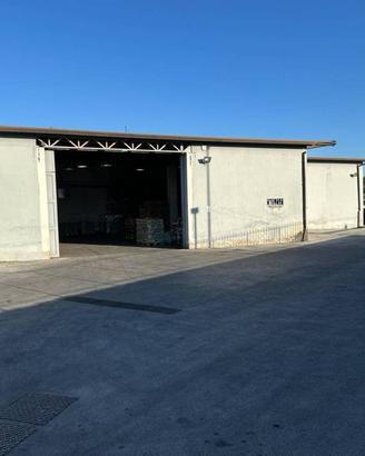 Immobile di 570 m² con 3 locali a Giugliano in Cam