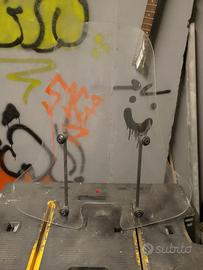 parabrezza con staffe