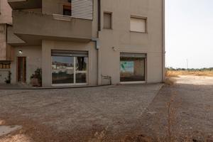 DECIMOMANNU: ampio locale con 4 vani più magazzino