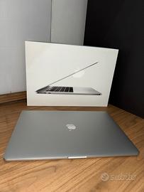 Macbook Pro 15" 2017 17 16 GB ram 256 GB + cover