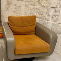 2 Poltrone + tavolo basso quadrato gratis