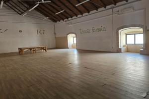 Locale ampio e alto BA003636