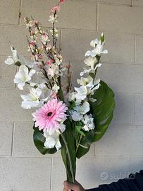 Vaso con fiori finti