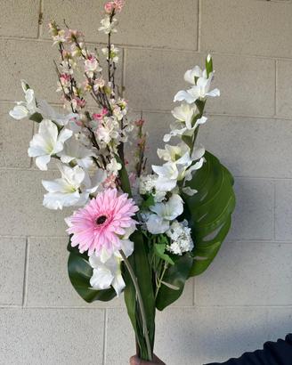 Vaso con fiori finti