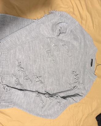 Maglione grigio destroyed strappato stile Y2K