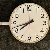 Orologio bifacciale da parete