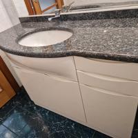 mobile bagno con marmo molto spazioso 