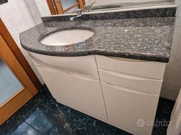 mobile bagno con marmo molto spazioso 