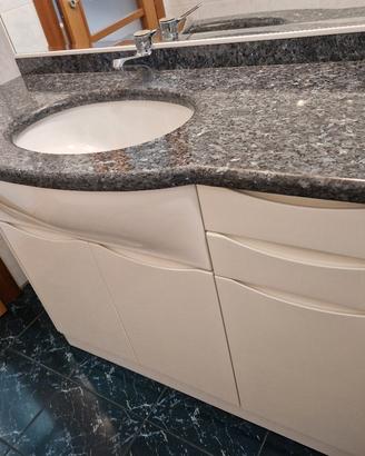 mobile bagno con marmo molto spazioso 